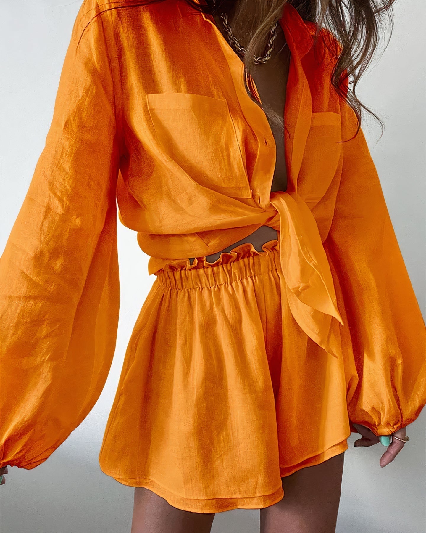 Anna's Modisches Damen Outfit: Geknotetes Leinenhemd & Shorts – Stilvolles Zweiteiliges Set für den Sommer-3
