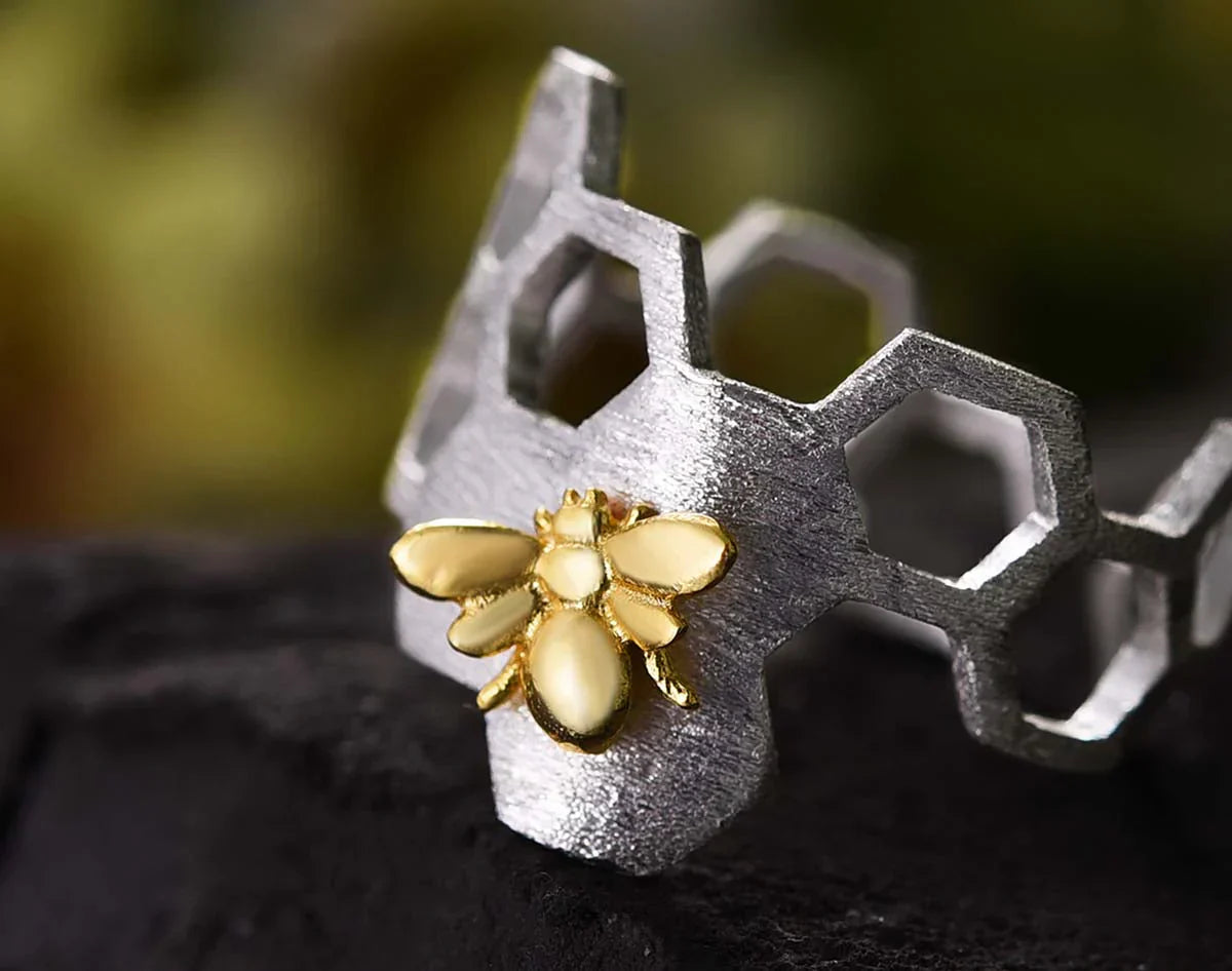 Adjustable honeycomb ring with 18k gilding - Leah | Silber and gold