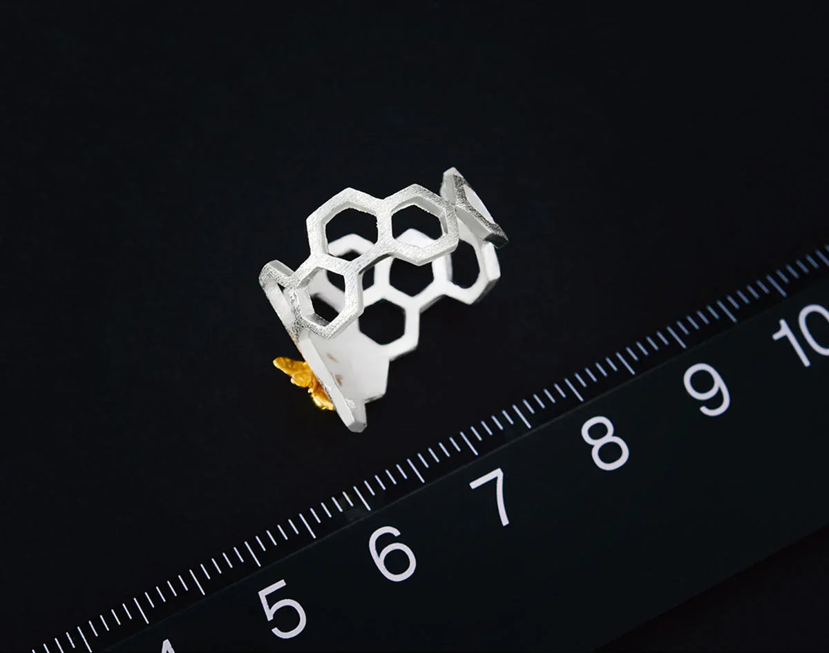 Adjustable honeycomb ring with 18k gilding - Leah | Silber and gold